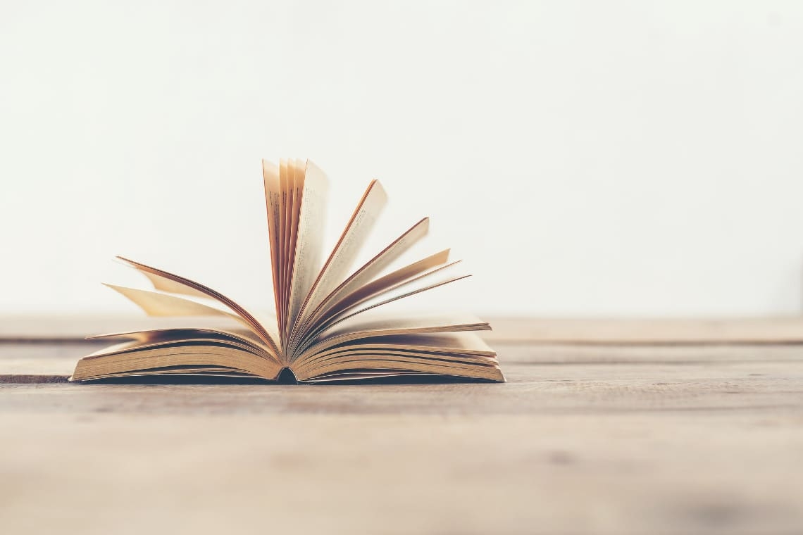 Οι μαθητές που αρίστευσαν στο τμήμα τους παίρνουν έπαινο ένα Αγγλικό λογοτεχνικό βιβλίο